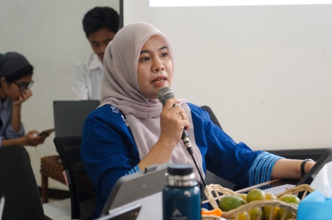 Marlina, Anggota KPU Kota Batu Divisi Perencanaan, Data, dan Informasi, memaparkan urgensi Pemutakhiran Data Pemilih Berkelanjutan (PDPB) dalam kegiatan Sinau Bareng Bawaslu Kota Batu