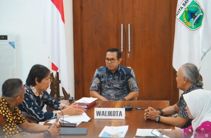 Diskusi antara Wali Kota Batu dan Diskominfo Pemkot Batu dalam evaluasi layanan informasi publik