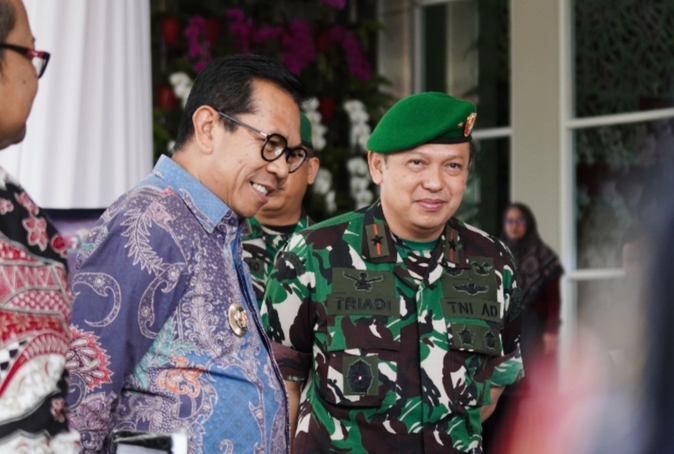 Wali Kota Batu dan Dan Poltekad ketika di Balai Amongtani