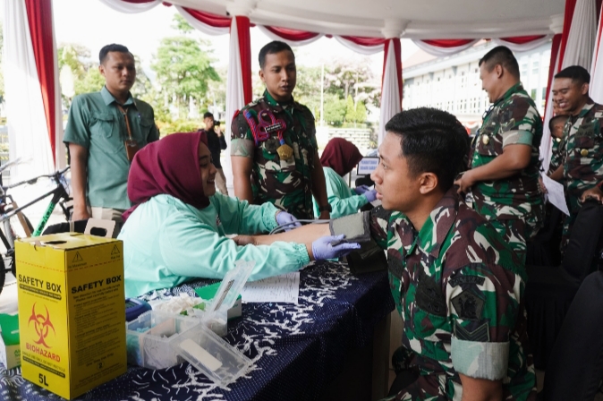 Proses donor darah oleh seorang peserta dari unsur TNI/Politekad dalam acara yang digelar Pemkot Batu