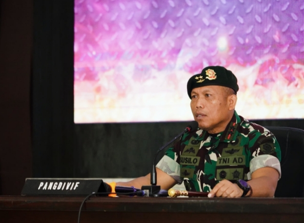 Mayjen TNI Susilo menyampaikan amanat tentang filosofi bela diri dalam penutupan Latihan Pencak Silat Militer Kostrad