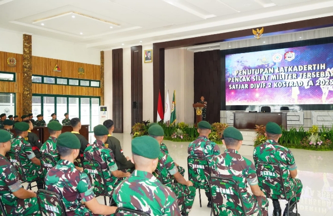 Seluruh personil antusias mendengarkan dengan seksama pidato