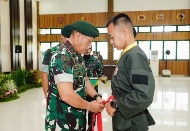 Mayjen TNI Susilo menyematkan sabuk kepada perwakilan kader pelatih Pencak Silat Militer Divif 2 Kostrad.