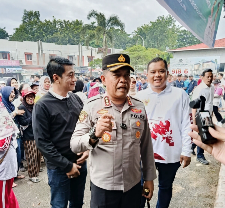 Kapolres Ketika memberikan apresiasi semangat kepada masyarakat