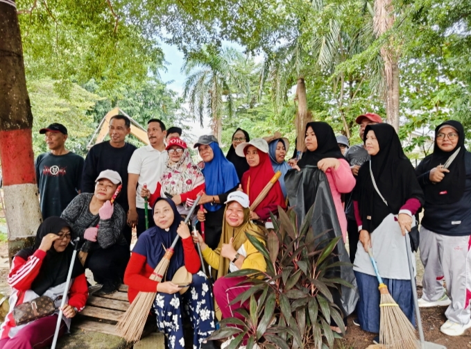 Antusiasme warga Batam dalam kegiatan gotong royong serentak untuk mewujudkan lingkungan yang bersih dan sehat.