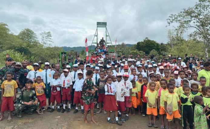 Letkol Erwan Hariantoro bersama sama anak-anak 
