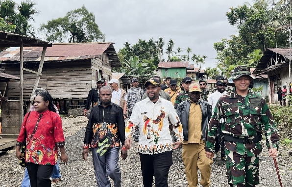 Satgas Yonif 751/VJS ketika bersama-sama tokoh masyarakat