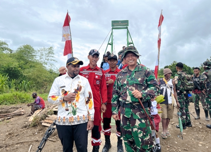 Letkol Erwan Hariantoro ketika bersama tokoh masyarakat di area jembatan
