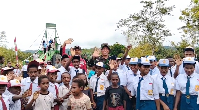 anak anak SD dan SMP masyarakat bersuka ria di area jembatan