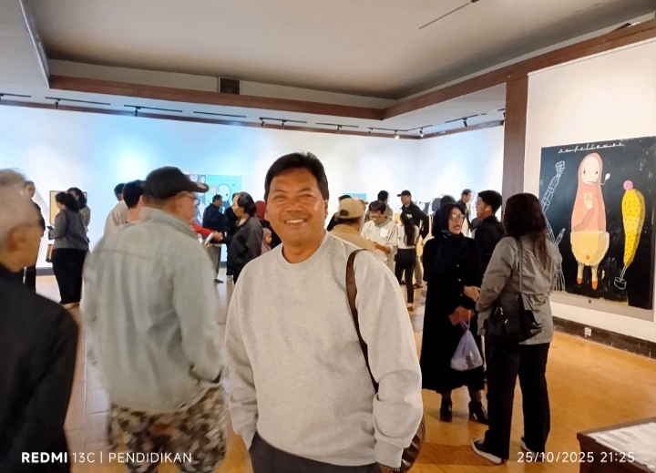 S. Djoenet pengunjung, pelaku seni ketika di Galeri Raos Batu