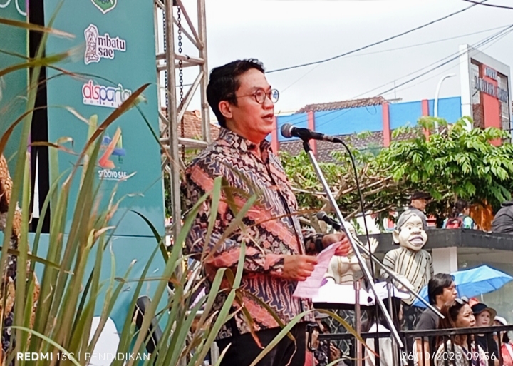 Kepala Dinas Pariwisata Kota Batu Onny Ardianto memaparkan tema harmoni alam dan budaya dalam sambutannya