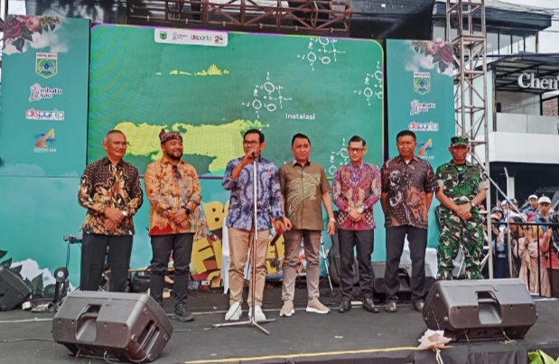 Wali Kota Batu Nurochman memberikan sambutan pada puncak acara Batu Art Flower Carnival 2025