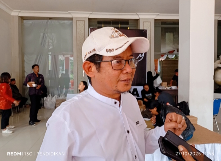 Pelaku seni sekaligus salah satu juri dalam acara lomba mewarnai kaligrafi