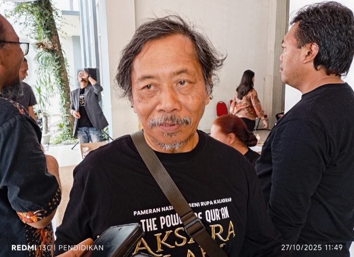 Salah satu pelukis senior ketika berada di kegiatan mewarna