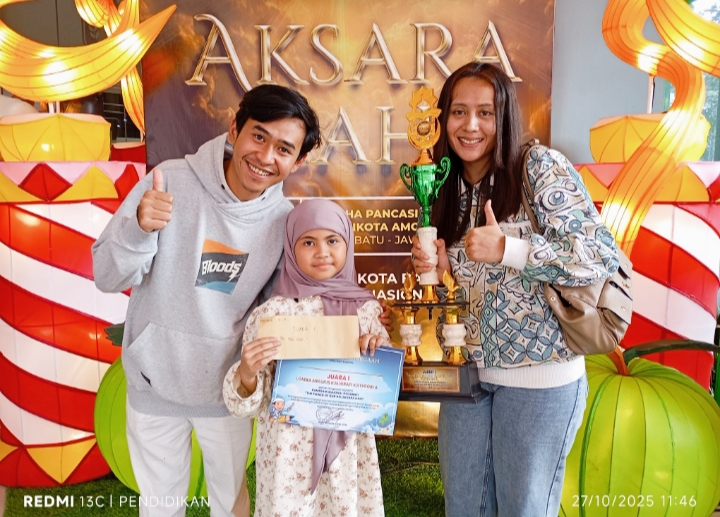Alecia Anindya Maheswari, juara 1 lomba melukis kaligrafi Kota Batu, bersama orang tuanya.