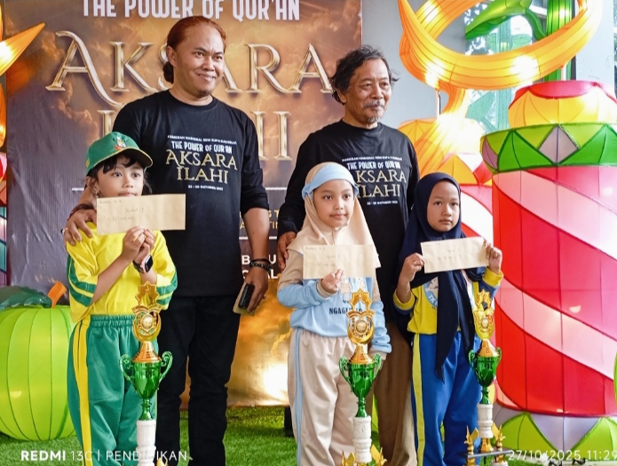 Ketua Panitia ketika bersama-sama para juara dan pelukis senior