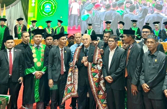 Rektor Umuslim Dr. Marwan dan Dekan FK dr. Zumirda bersama Tgk Malik Mahmud usai meninjau kampus