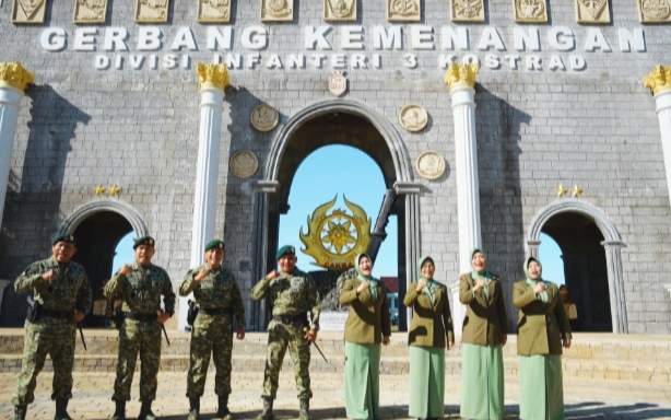 Usai pelantikan serah Terima jabatan bersama-sama di gerbang kemenangan