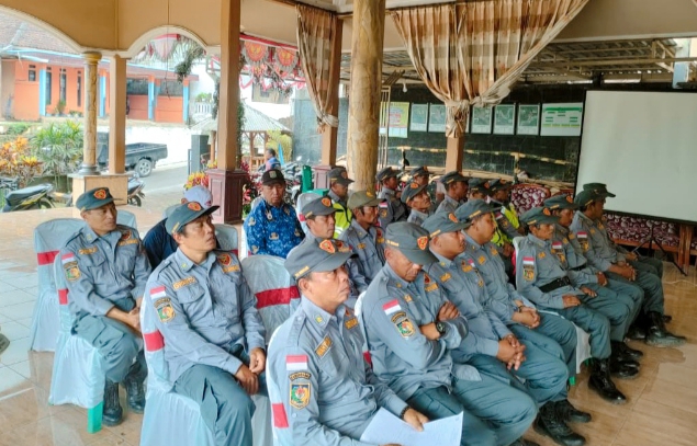 Seluruh peserta Pelatihan Penanggulangan Bencana Linmas Desa Bendosari bersama Tiga Pilar Desa dan instruktur.