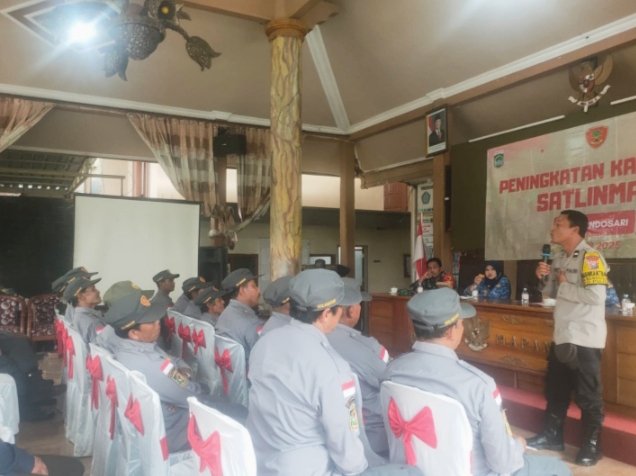 Aipda Ainul Heri, Bhabinkamtibmas, menyampaikan materi pada Pelatihan Penanggulangan Bencana di Balai Desa Bendosari.