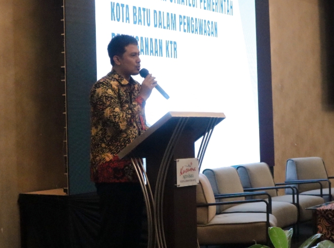 Kepala Dinkes Kota Batu, Aditya Prasaja, sedang memaparkan materi sosialisasi Kawasan Tanpa Rokok (KTR) di hadapan peserta di Hotel Kusuma Agrowisata
