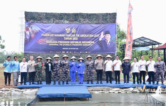 Danpasmar 1 Mayjen TNI (Mar) Ili Dasili bersama tamu undangan di area kolam ketahanan pangan Kesatrian Marinir Marunda, Jakarta.