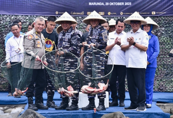 Danpasmar 1 Mayjen TNI (Mar) Ili Dasili bersama tamu undangan memanen ikan nila di kolam ketahanan pangan Kesatrian Marinir Marunda, Jakarta.