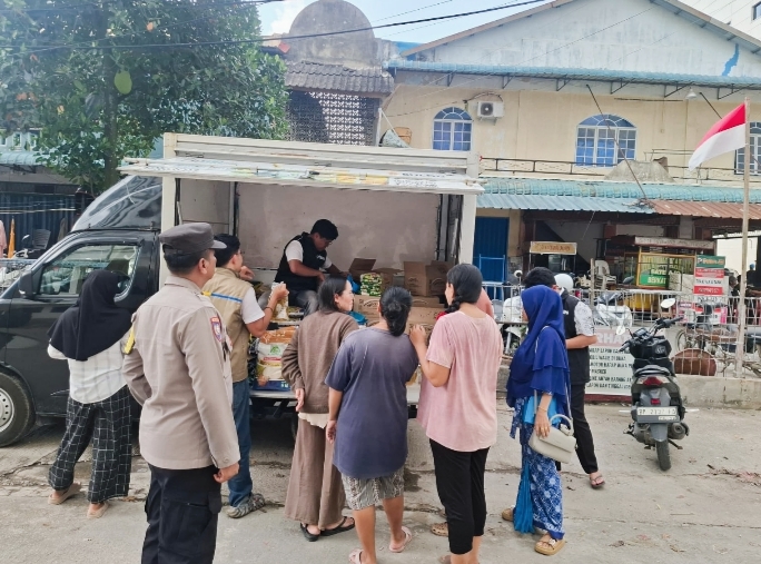 Warga antusias mengantri dan berbelanja di gerakan pasar murah Polsek Lubuk Baja dan Bulog di Pelita VII, Batam.