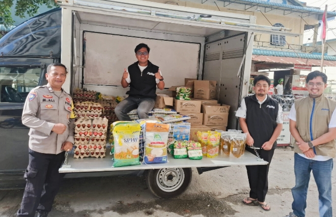Personel Polsek Lubuk Baja dan perwakilan Bulog saat mengawasi jalannya pasar murah di Kelurahan Kampung Pelita.