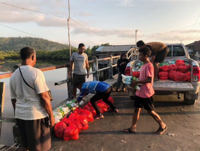 Bantu Warga, PT MMI Salurkan 100 Paket Sembako di Natuna
