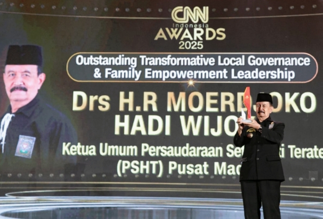 Ketua Umum PSHT madiun ketika mengangkat Piala