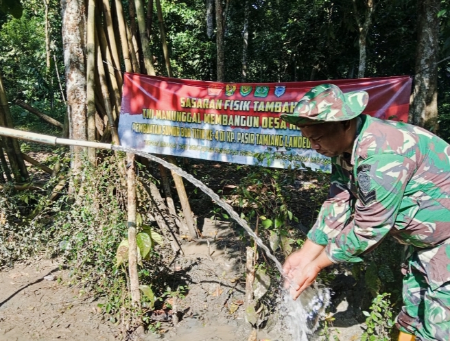 Personil TNI menikmati air bersih 