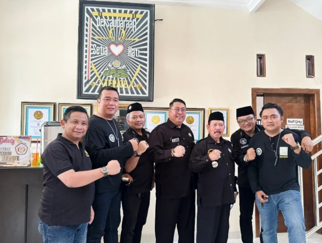 Tim LHA dan pengurus ketika di area gedung padepokan