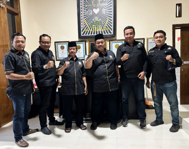 Ketua Umum PSHT ketika bersama-sama pengurus yang lainya