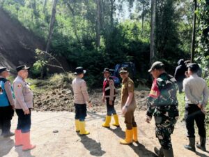 Akses Malang-Blitar Kembali Normal Pasca-Longsor, TNI-Polri dan Warga Bersinergi