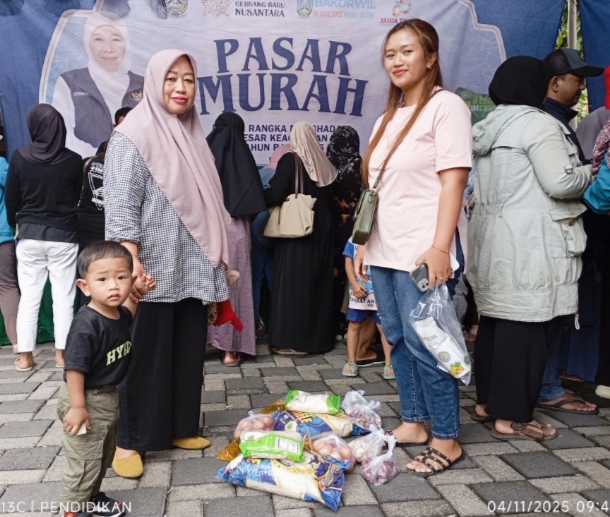 Salah satu masyarakat antusias membeli sembako