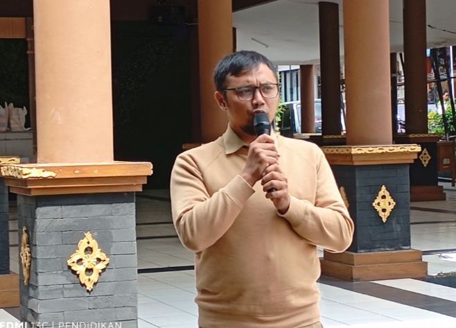 Sekretaris Camat Bumiaji ketika menyampaikan aspirasinya