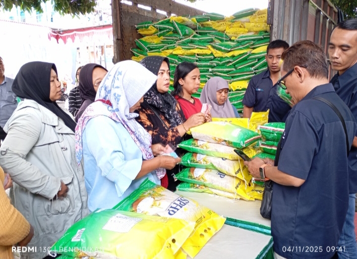 Tampak antusias warga membeli beras 