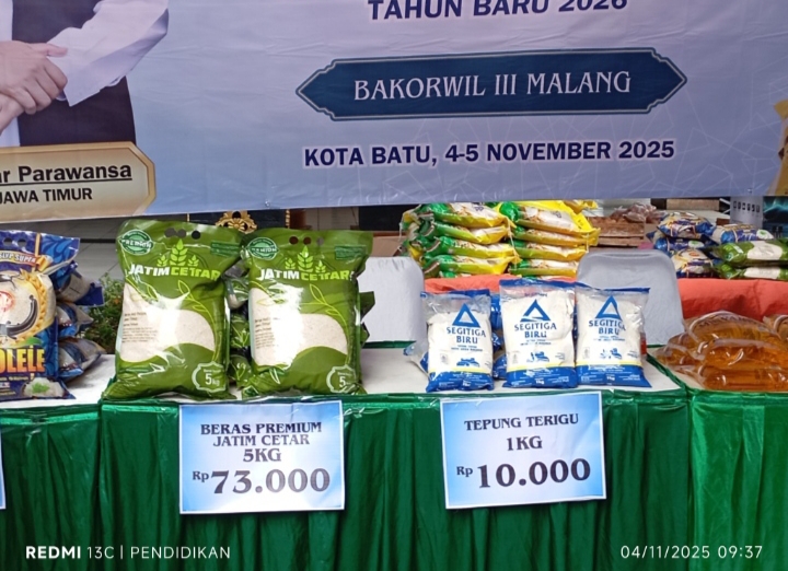 Tumpukan beras dan bahan pokok lain seperti minyak dan gula yang dijual dengan harga murah dalam program Pasar Murah Bakorwil.