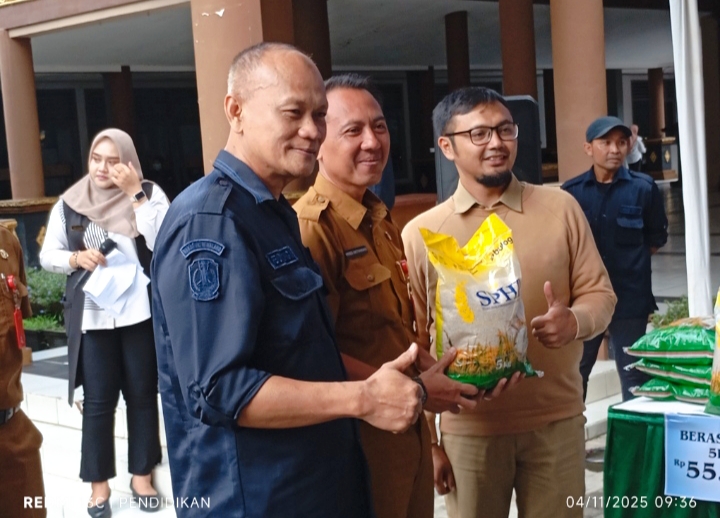 Kepala Bidang Ekonomi Bakorwil III Jatim didampingi Kadiskoperindag dan Sekretaris Camat ketika meninjau 