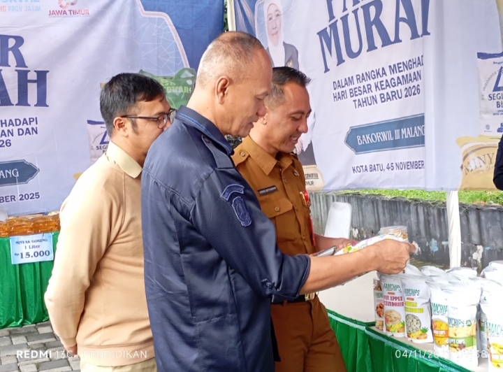 Kepala Bidang Ekonomi Bakorwil III Jatim, dan Kadiskoperindag meninjau produk UMKM