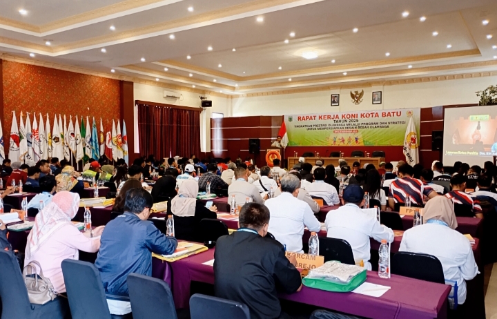 Rapat Kerja KONI Kota Batu 2025 di Hotel Zam-Zam yang dihadiri seluruh pengurus cabang olahraga.