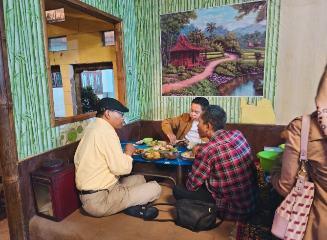 Suasana pengunjung menikmati menu menu yang disediakan