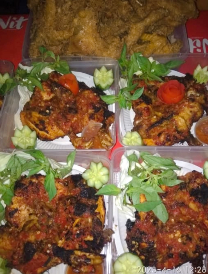 Lalapan Unggas ( Bebek ) salah satu menu unggulan