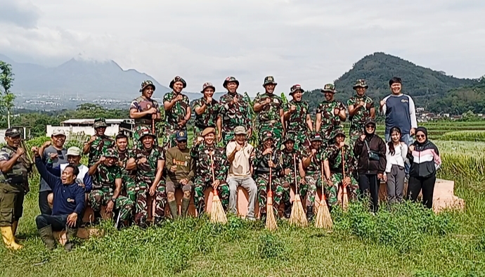 Anggota TNI Arhanud bersama kepala desa dan masyarakat
