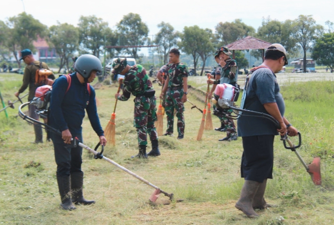 Anggota melakukan karyabakti