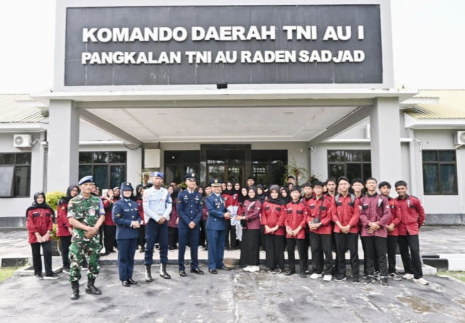 Para siswa SMA Negeri 2 Bunguran Timur berfoto bersama jajaran personel TNI AU Lanud Raden Sadjad usai upacara penyerahan bunga.