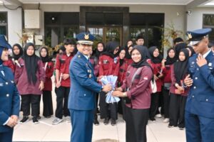 Buket Bunga dari Hati, Siswa Natuna Hormati Pahlawan di Lanud Raden Sadjad
