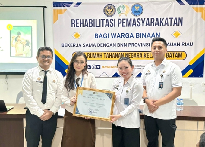 Kepala Rutan Batam Fajar Teguh Wibowo berfoto bersama perwakilan Yayasan Fokus Karya Bangsa usai penandatanganan kerjasama program rehabilitasi.