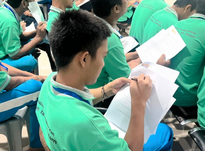 Seorang Warga Binaan mengikuti sesi konseling kelompok dalam program rehabilitasi narkoba di Rutan Batam.